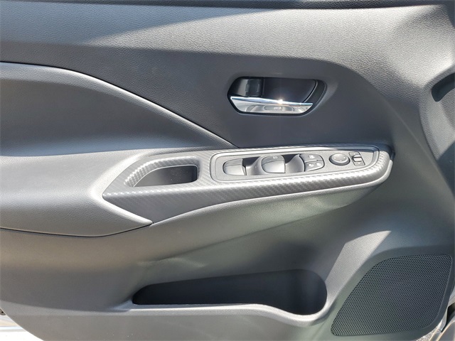 Vehicle image 18 of 28