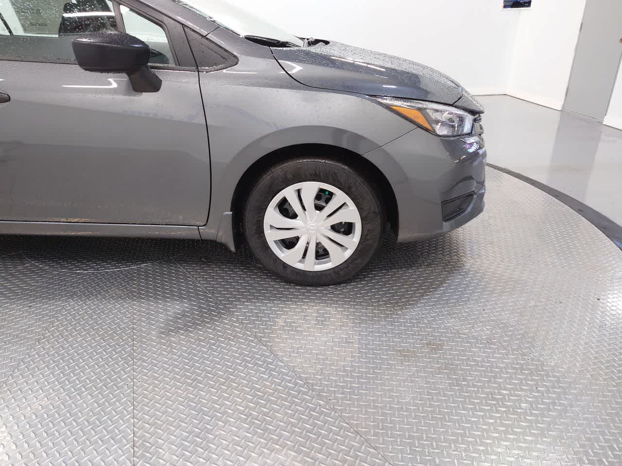 Vehicle image 10 of 40