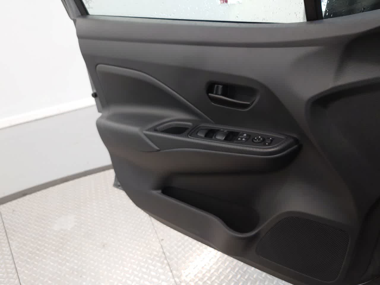 Vehicle image 28 of 40