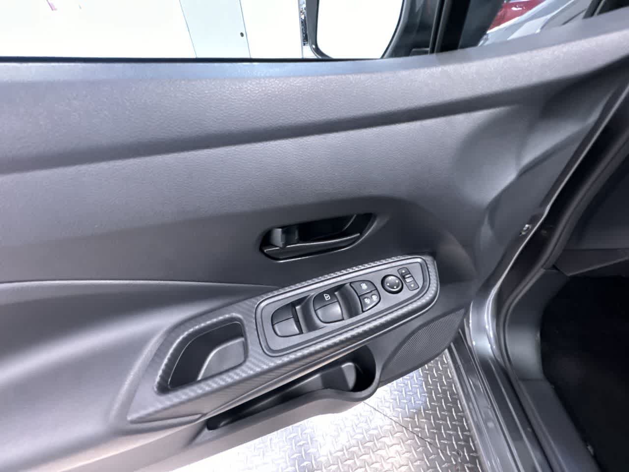 Vehicle image 28 of 40