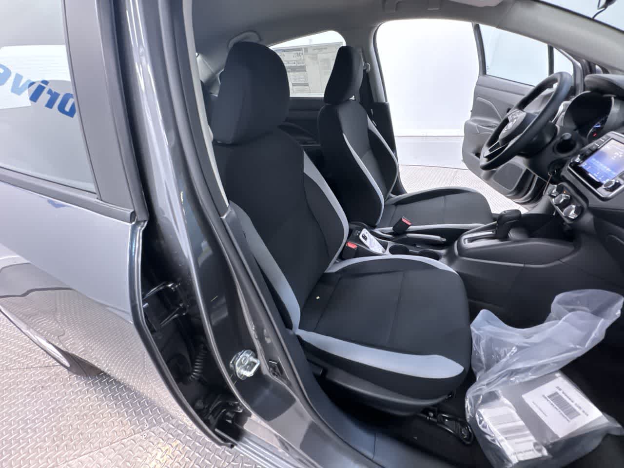 Vehicle image 14 of 40