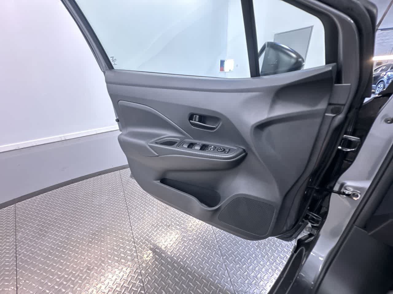 Vehicle image 32 of 40