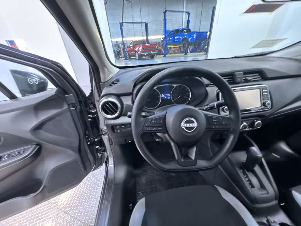 Vehicle image 18 of 40
