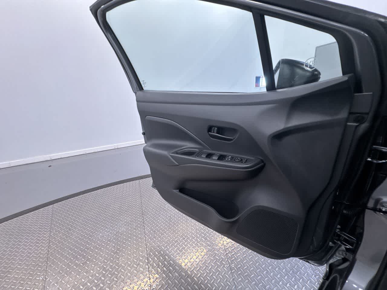 Vehicle image 32 of 40