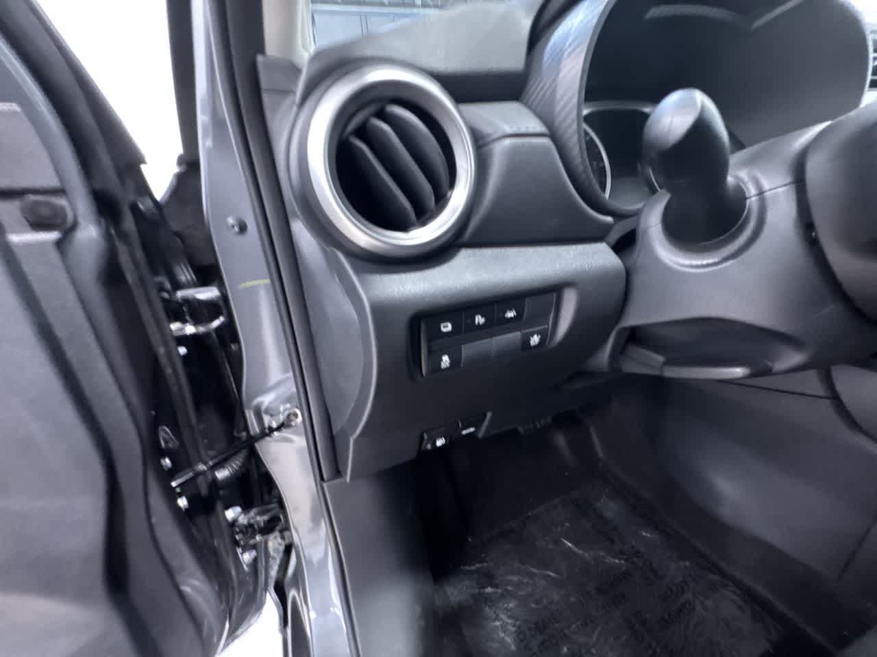 Vehicle image 17 of 40