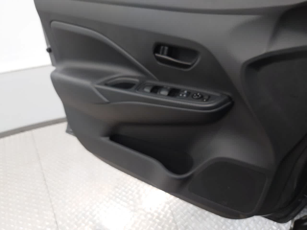 Vehicle image 28 of 40