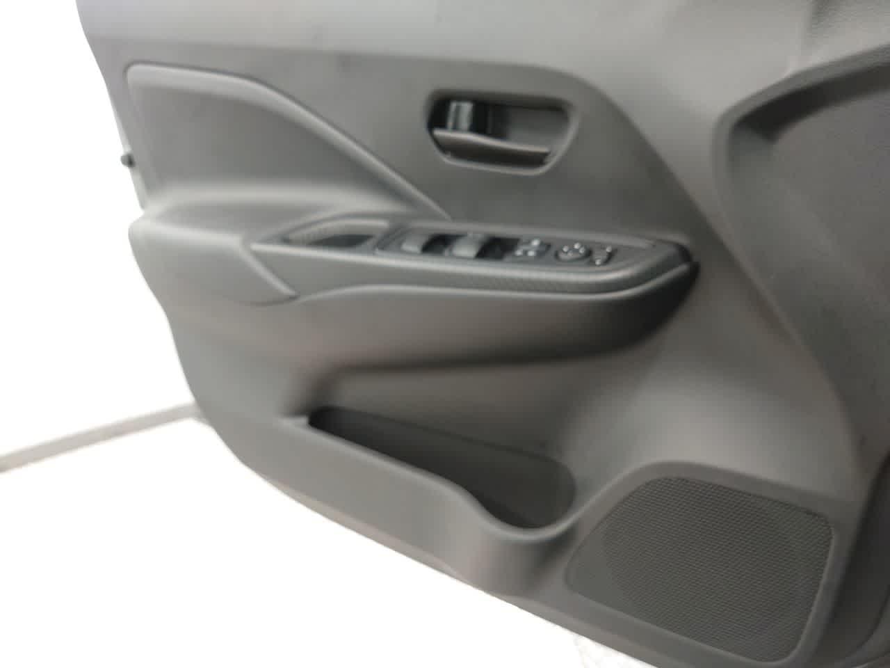 Vehicle image 28 of 40