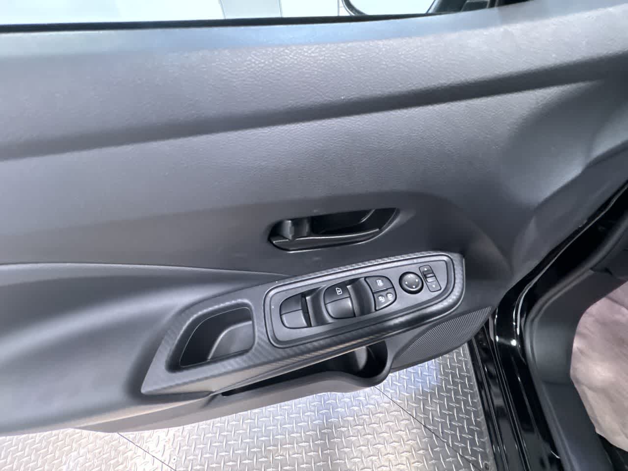 Vehicle image 28 of 40