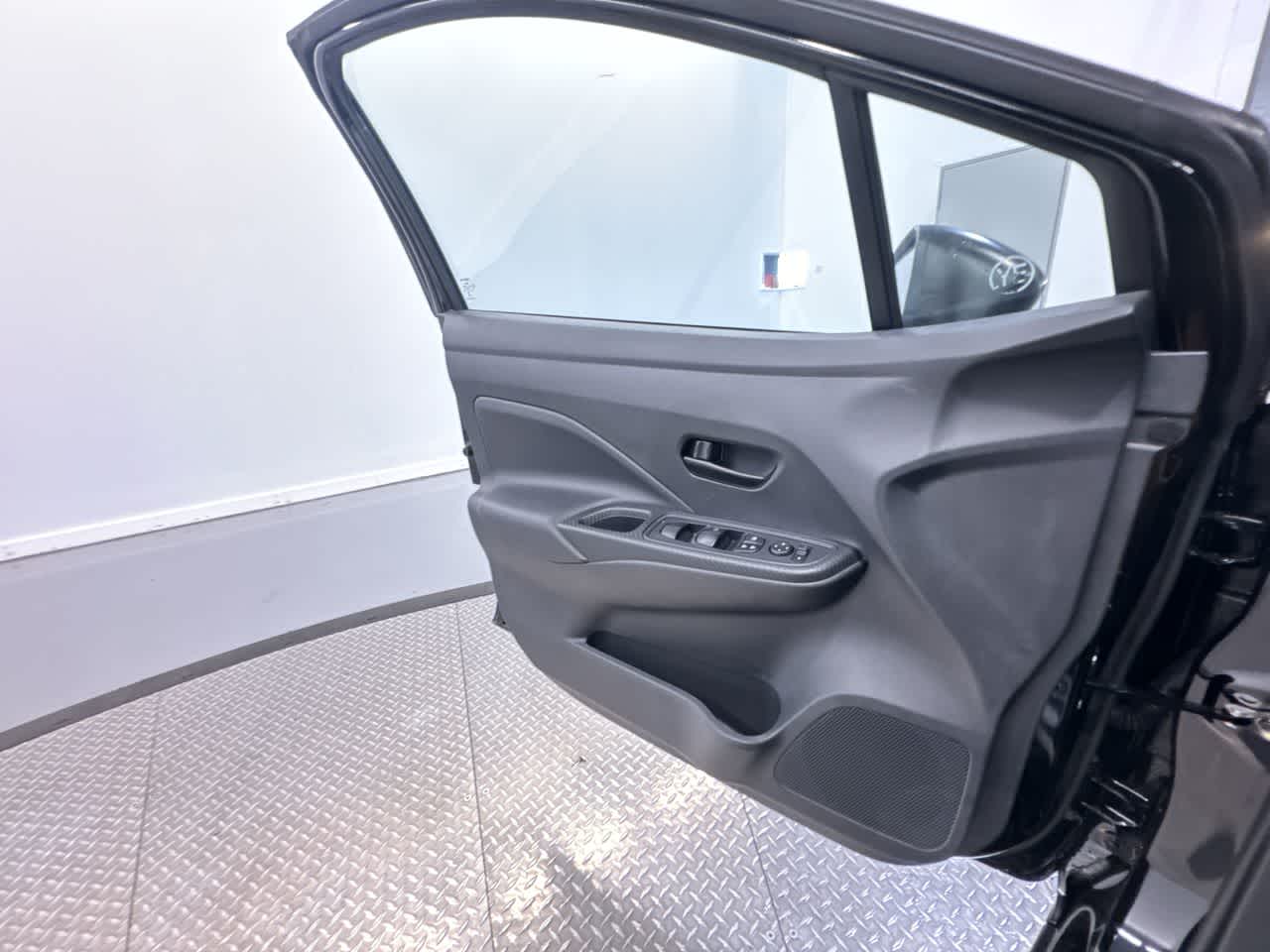 Vehicle image 29 of 40