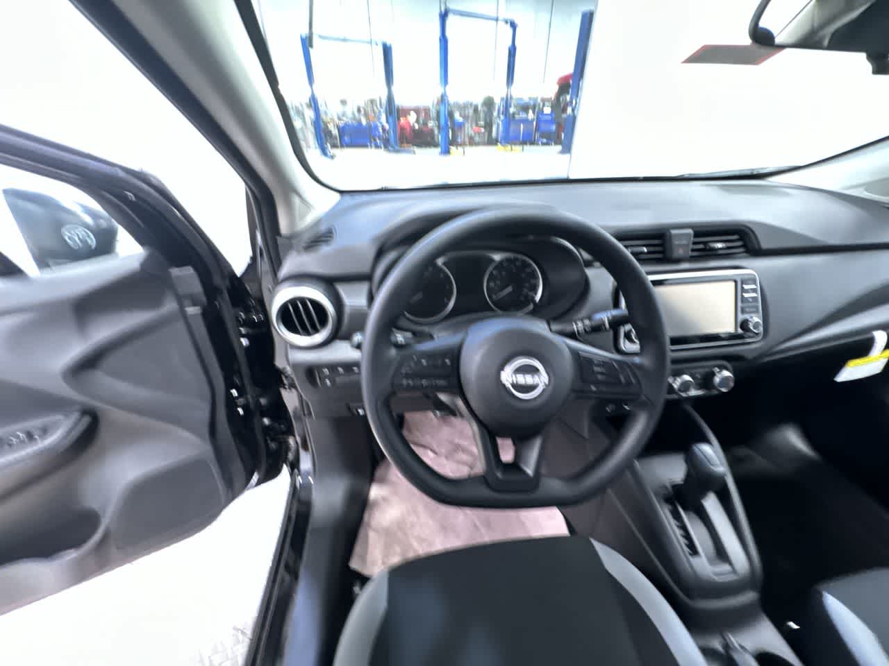 Vehicle image 17 of 40