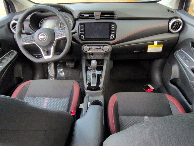 2025 Nissan Versa SR Image 8 of 15