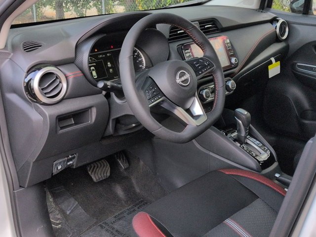2025 Nissan Versa SR Image 7 of 15