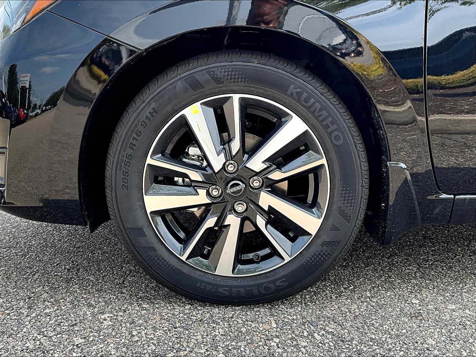 2025 Nissan Versa SV Image 9 of 18