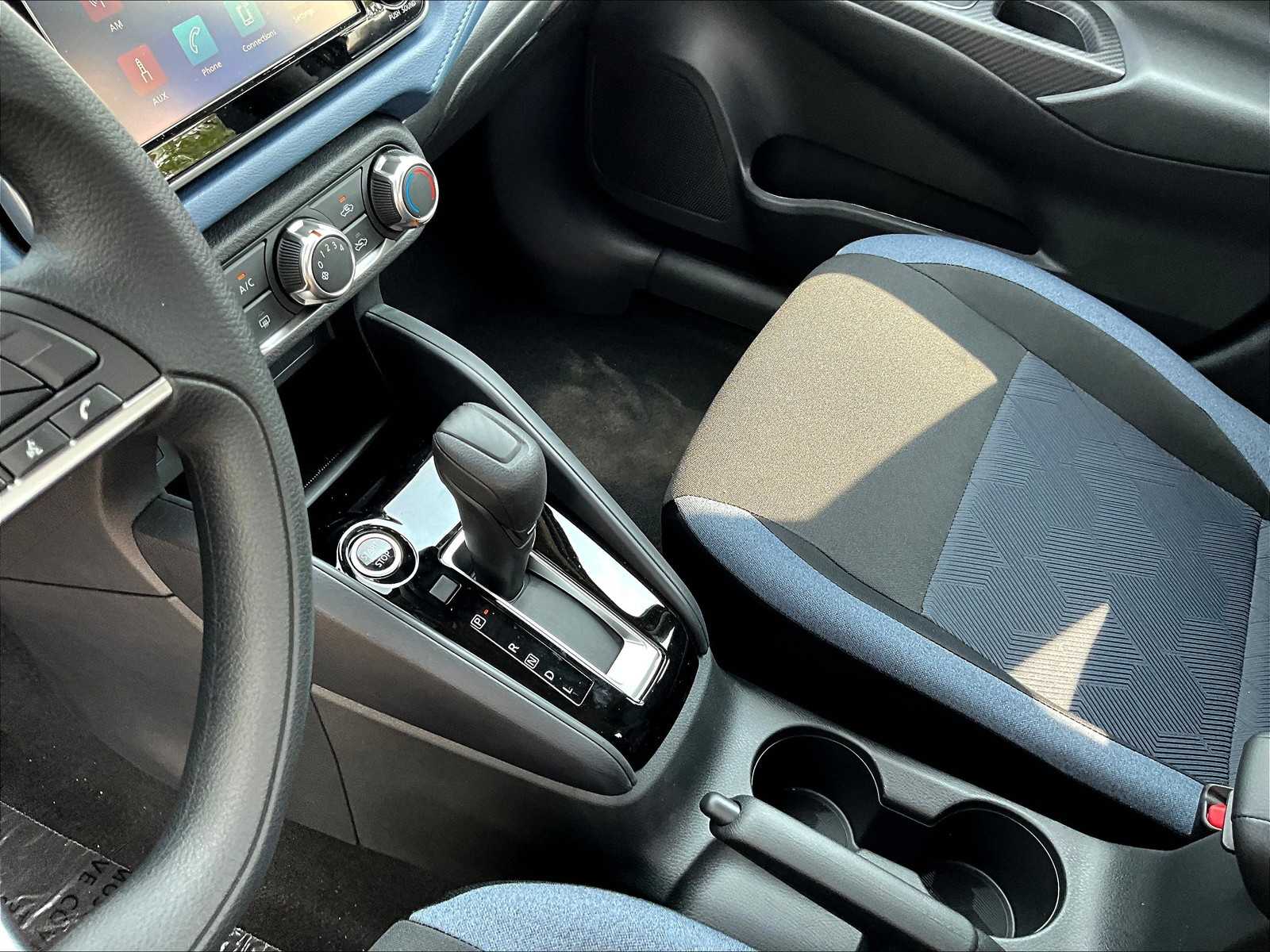 2025 Nissan Versa SV Image 14 of 18