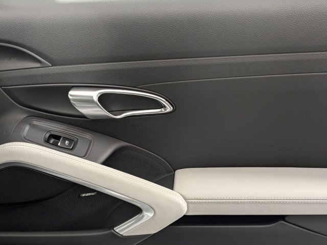 Vehicle image 19 of 25