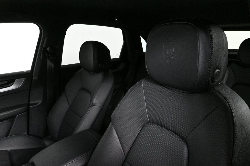 2025 Porsche Cayenne Base Image 17 of 38