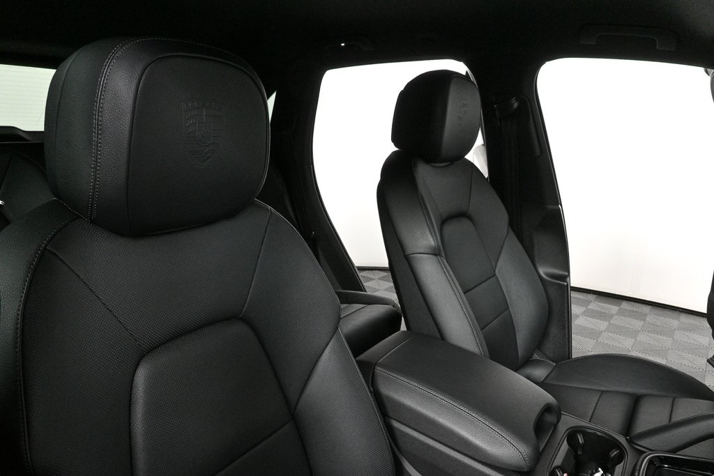 2025 Porsche Cayenne Base Image 16 of 38