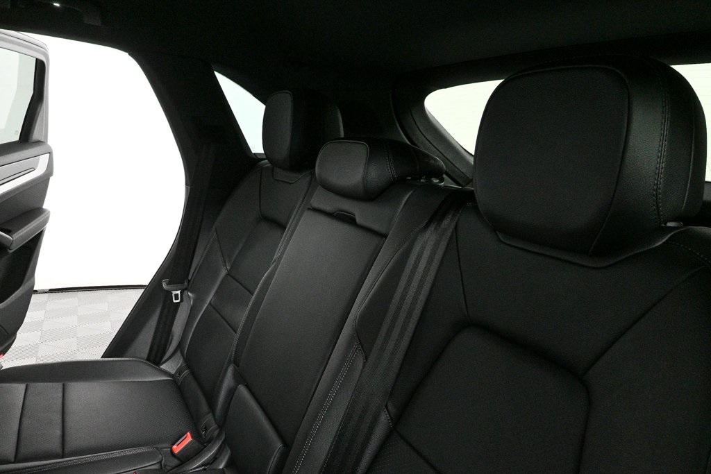 2025 Porsche Cayenne Base Image 15 of 38
