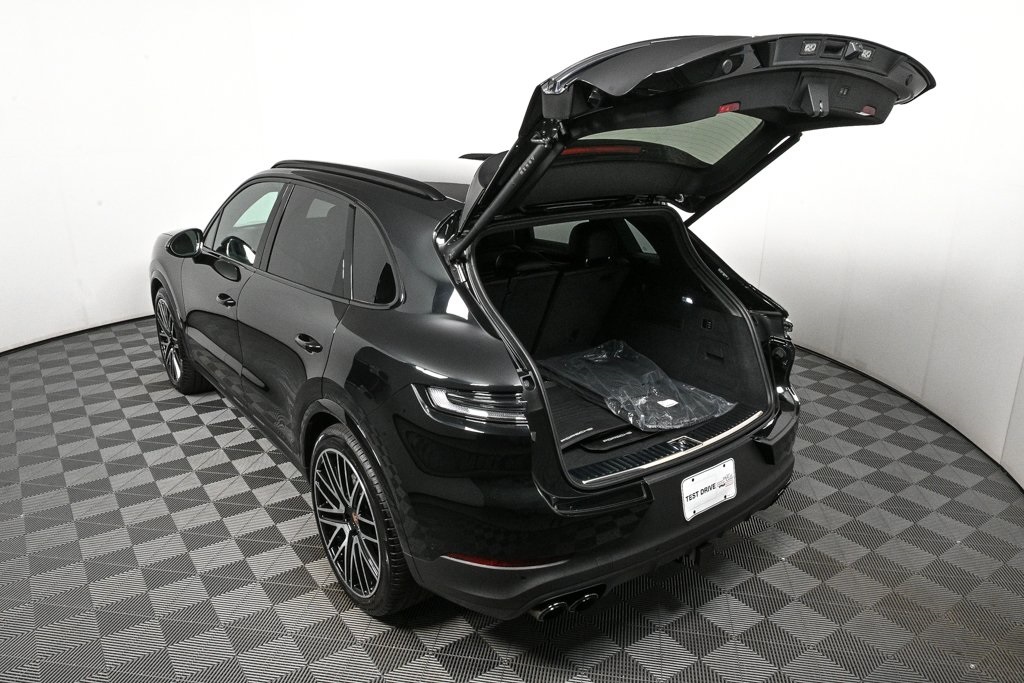 2025 Porsche Cayenne Base Image 9 of 38
