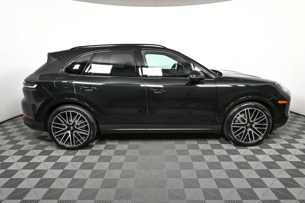 2025 Porsche Cayenne Base Image 5 of 38