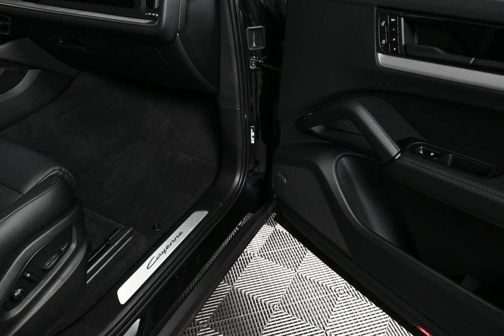 2025 Porsche Cayenne Base Image 37 of 38