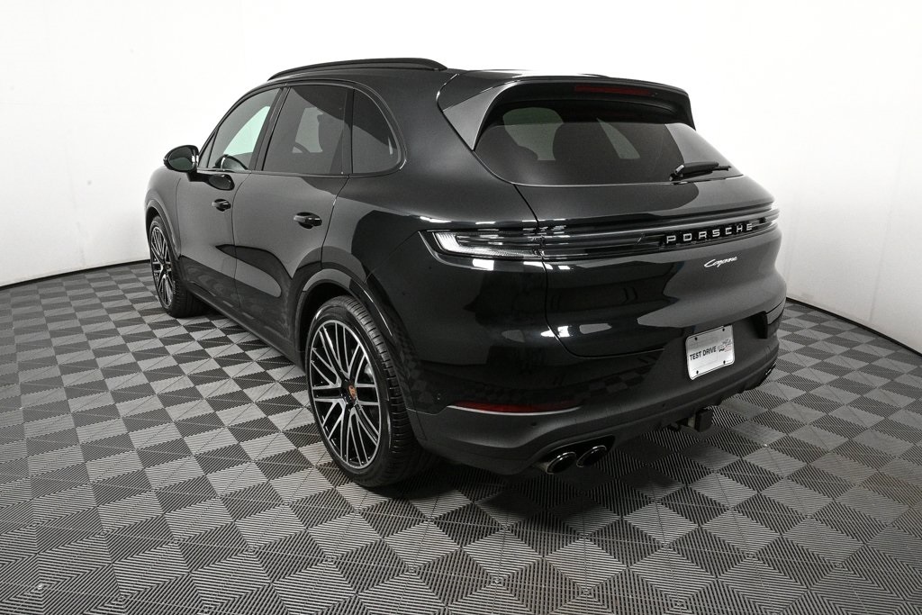 2025 Porsche Cayenne Base Image 8 of 38