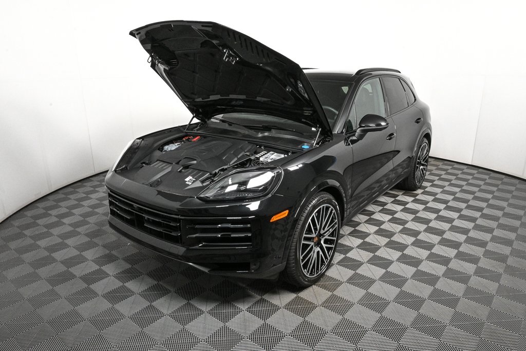 2025 Porsche Cayenne Base Image 2 of 38
