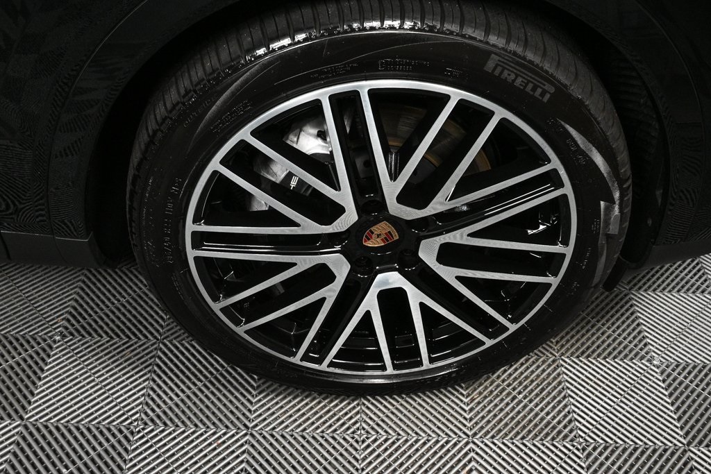 2025 Porsche Cayenne Base Image 12 of 38