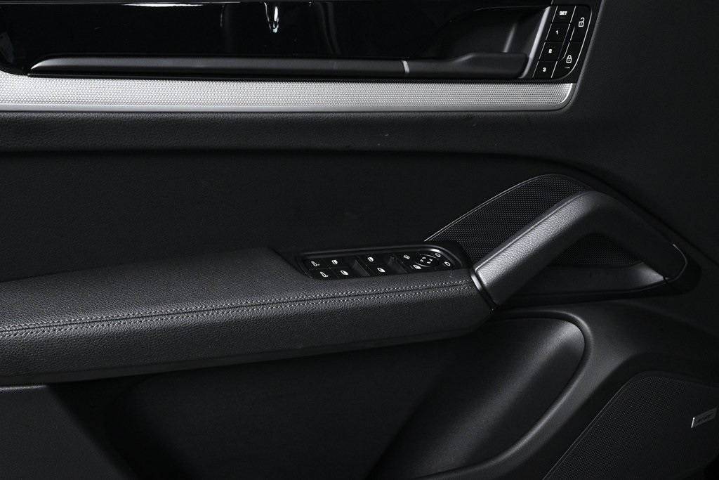 2025 Porsche Cayenne Base Image 25 of 38