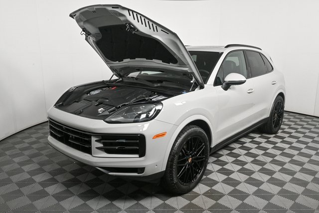 2025 Porsche Cayenne Base Image 2 of 38