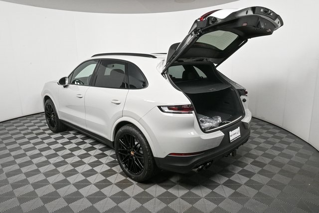 2025 Porsche Cayenne Base Image 7 of 38