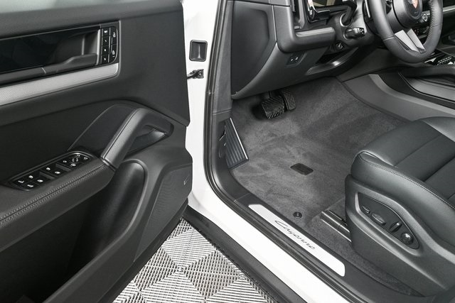 2025 Porsche Cayenne Base Image 33 of 38