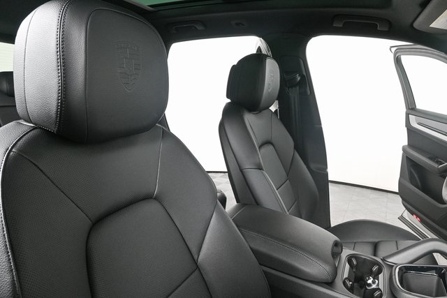2025 Porsche Cayenne Base Image 14 of 38