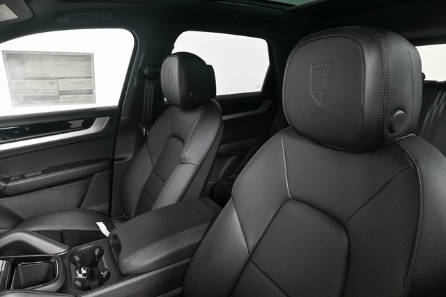 2025 Porsche Cayenne Base Image 15 of 38
