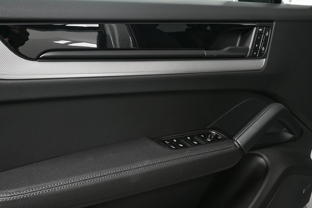 2025 Porsche Cayenne Base Image 27 of 38