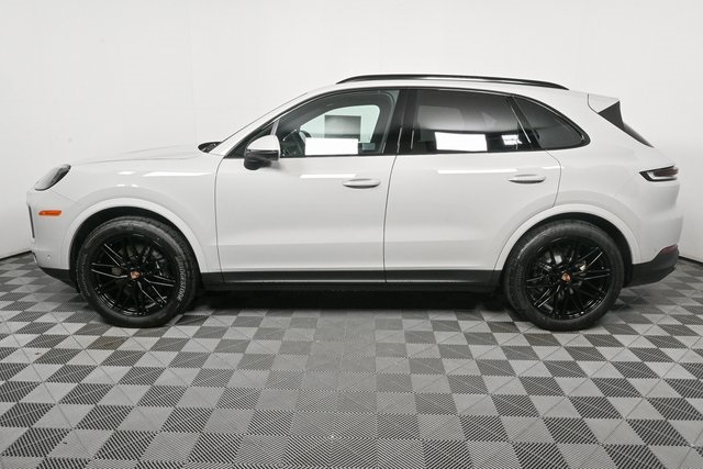 2025 Porsche Cayenne Base Image 9 of 38