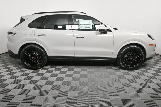 2025 Porsche Cayenne Base Image 5 of 38