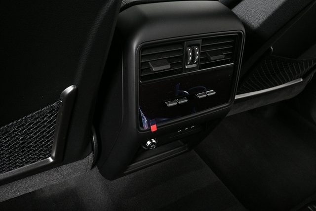 2025 Porsche Cayenne Base Image 28 of 38