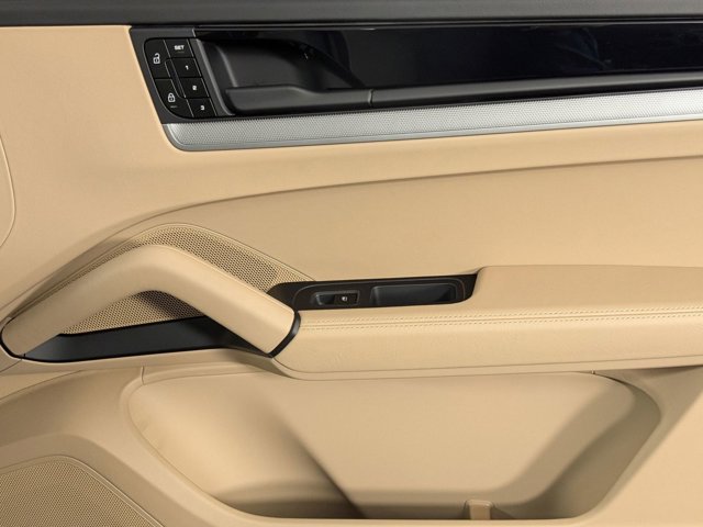 Vehicle image 18 of 25