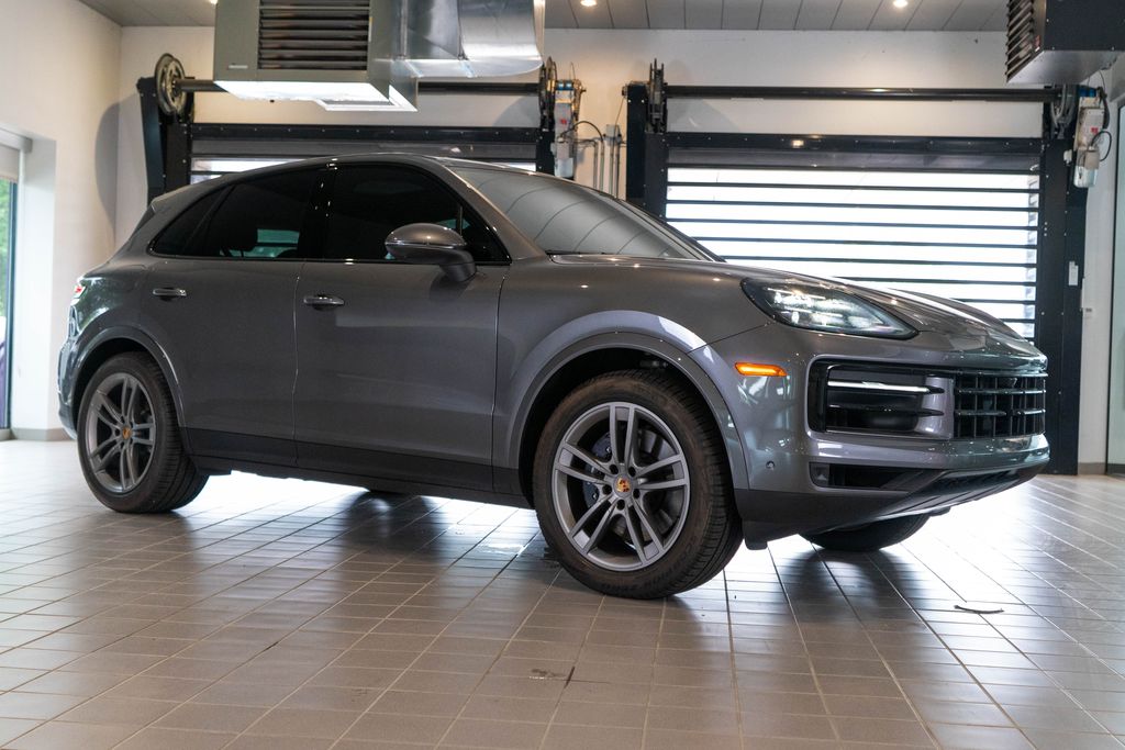 2025 Porsche Cayenne Base Image 3 of 39