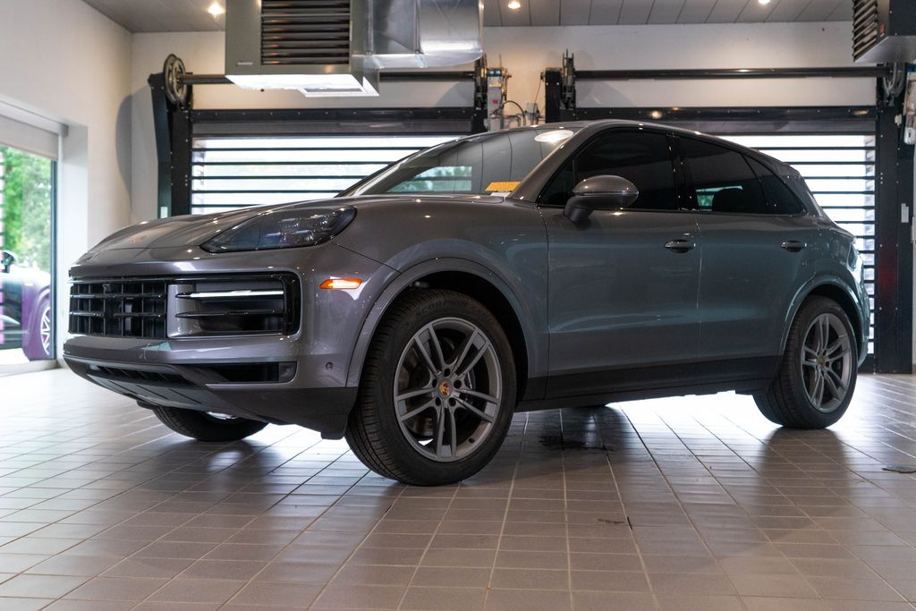 2025 Porsche Cayenne Base Image 1 of 39