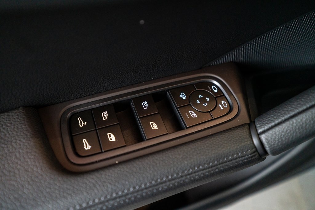 Vehicle image 17 of 46