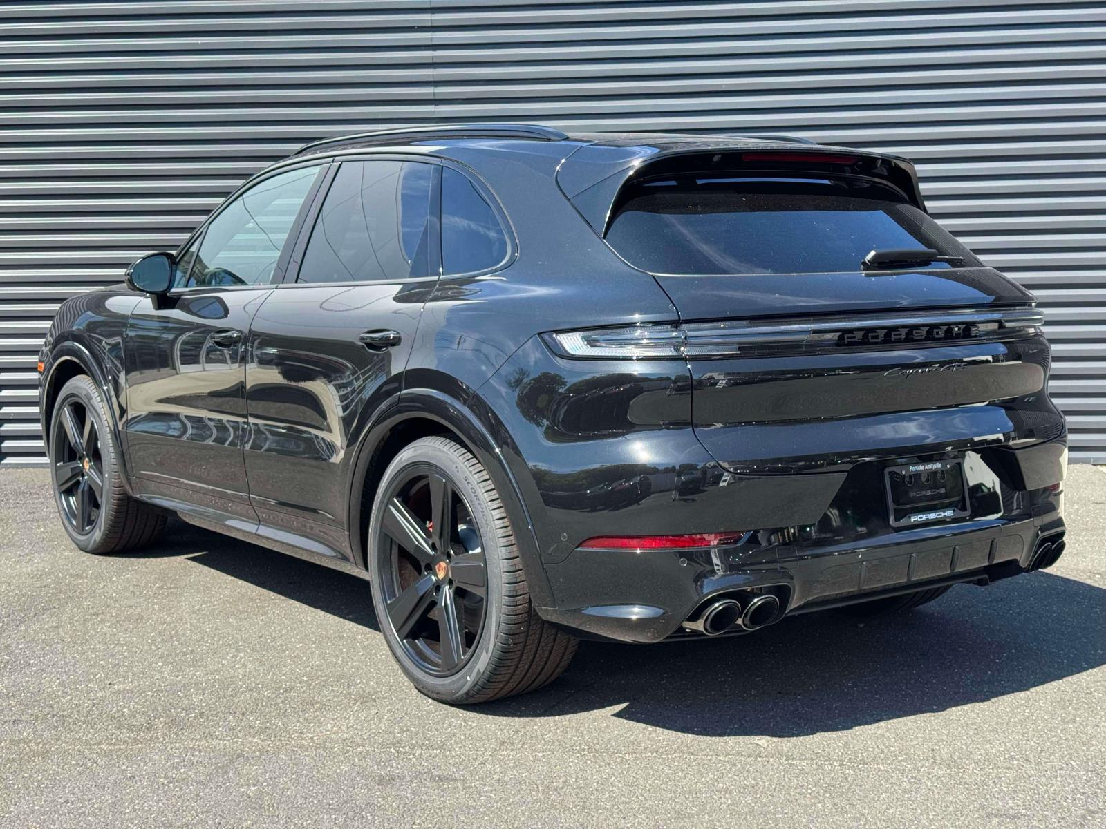2025 Porsche Cayenne GTS Image 7 of 25