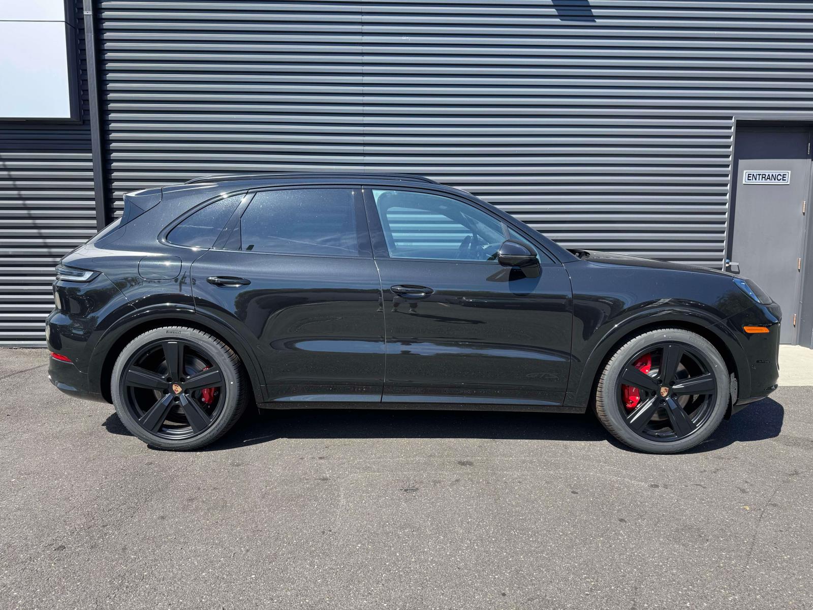 2025 Porsche Cayenne GTS Image 4 of 25