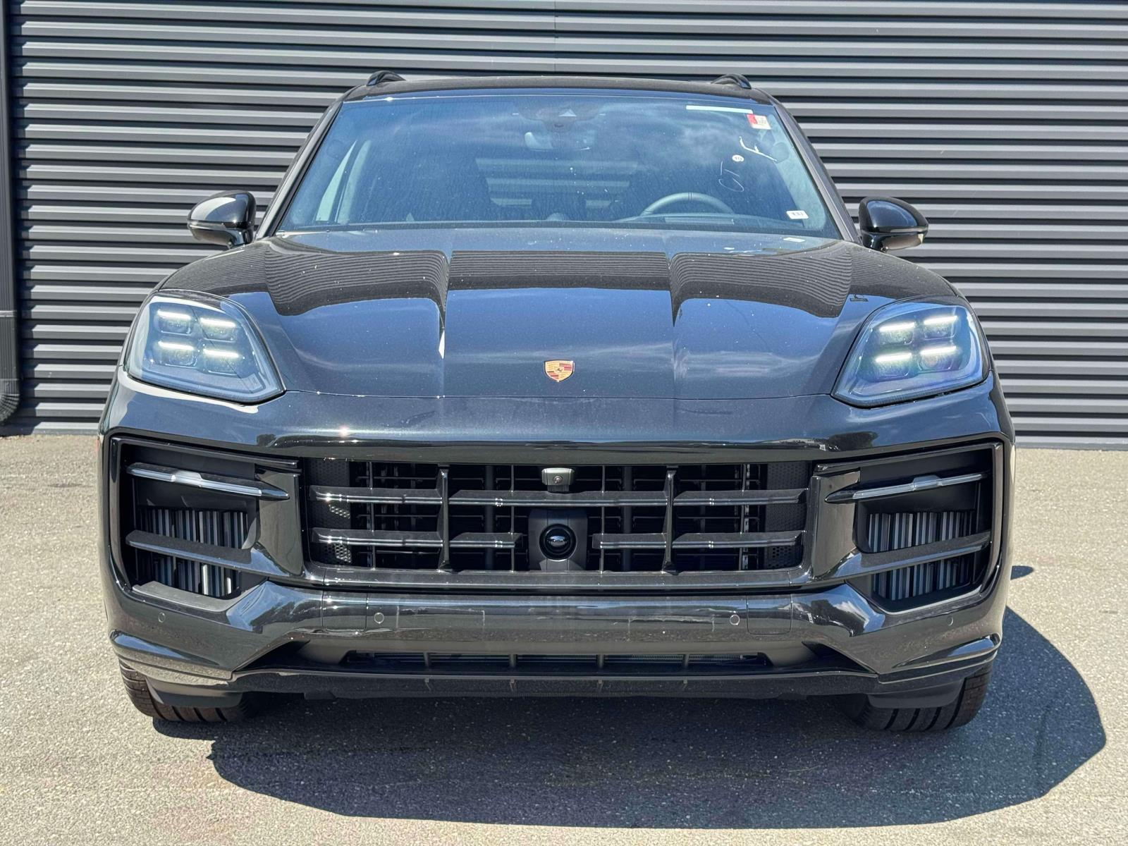 2025 Porsche Cayenne GTS Image 3 of 25
