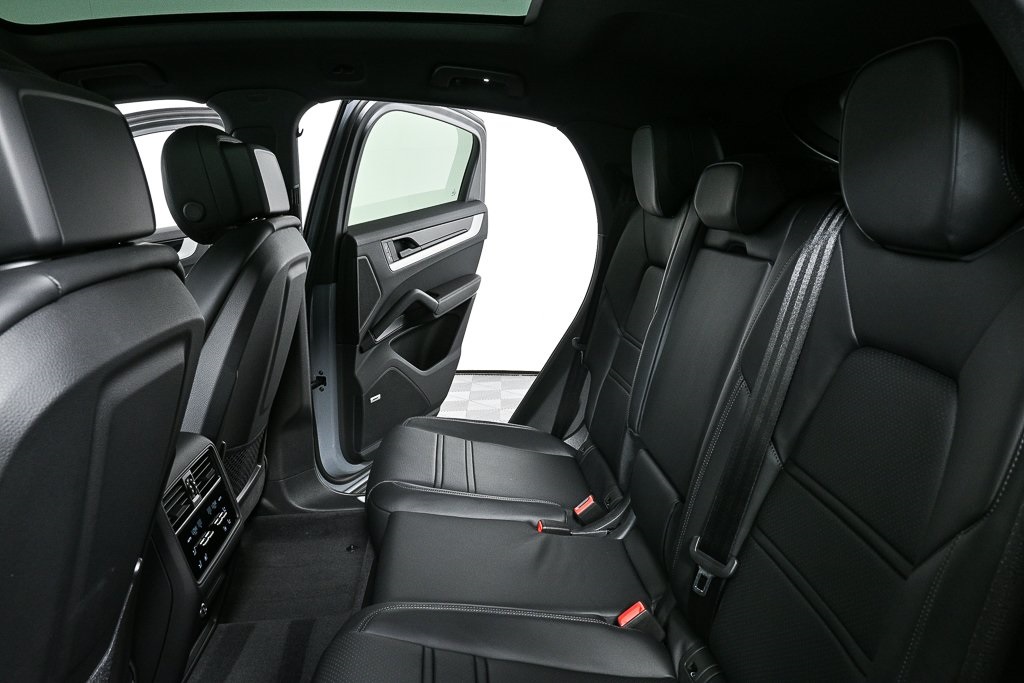 2025 Porsche Cayenne Base Image 14 of 39
