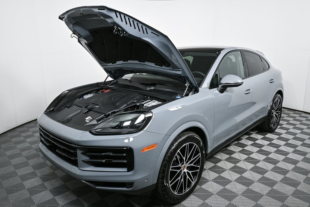 2025 Porsche Cayenne Base Image 2 of 39