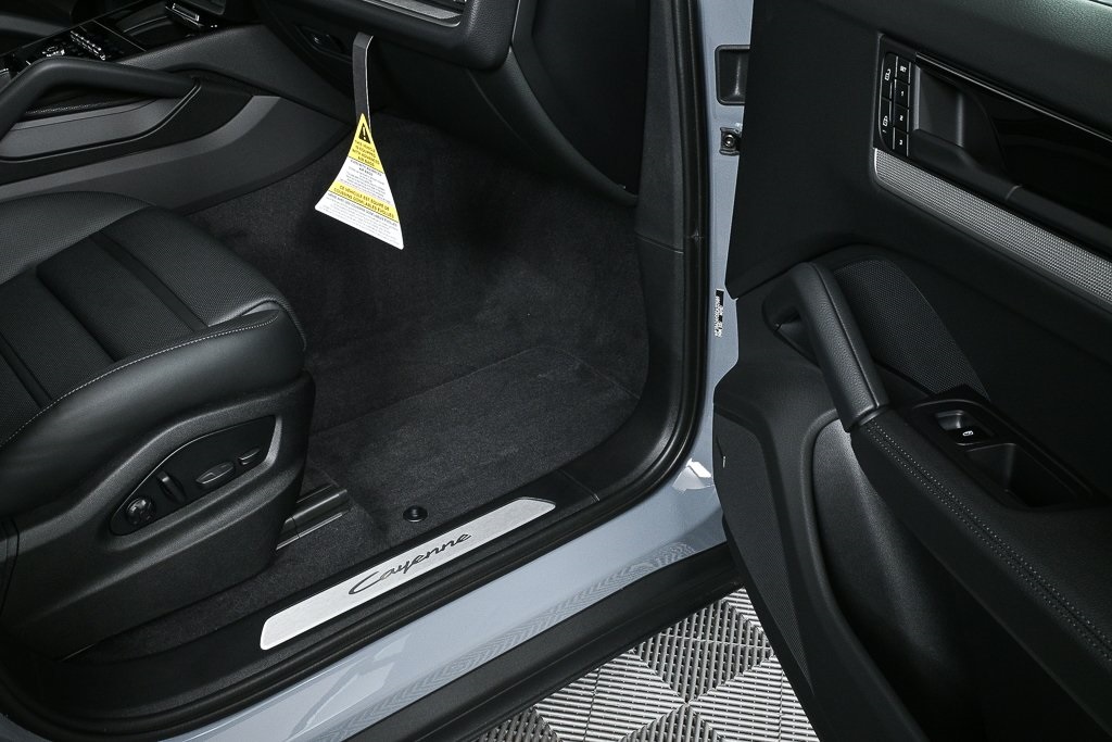 2025 Porsche Cayenne Base Image 17 of 39