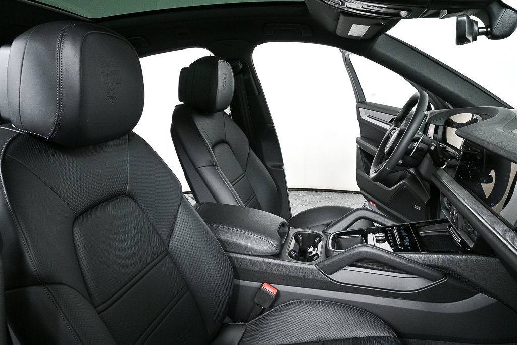 2025 Porsche Cayenne Base Image 16 of 39