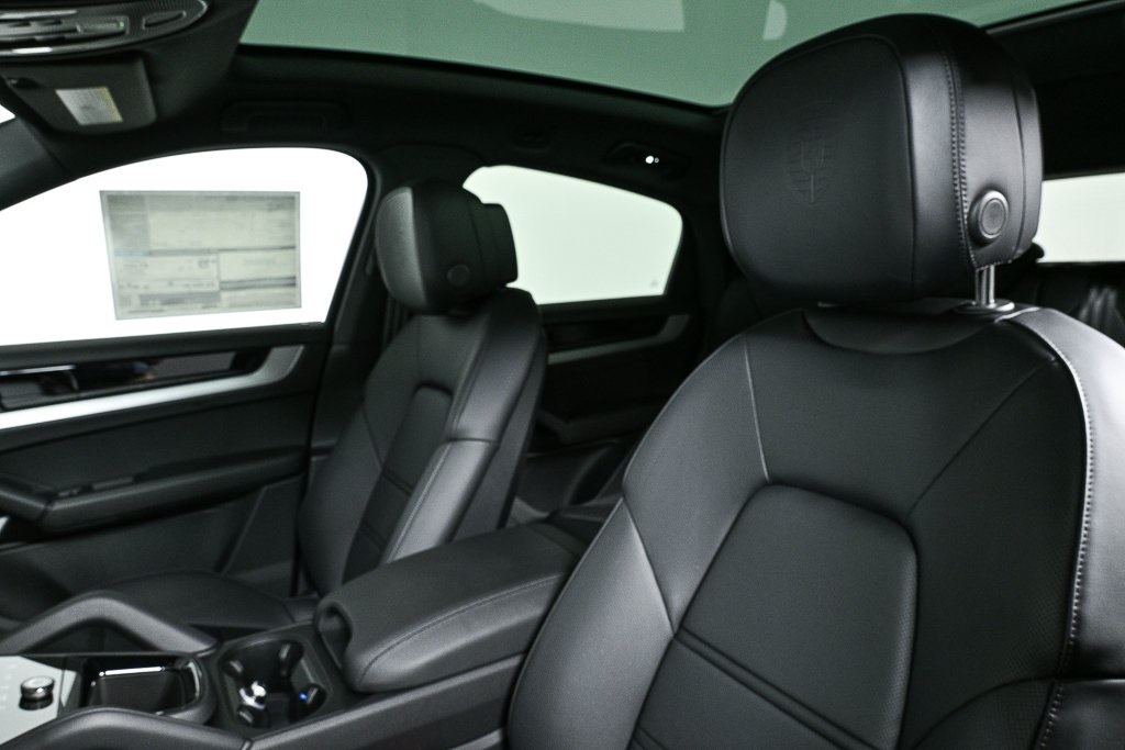 2025 Porsche Cayenne Base Image 15 of 39